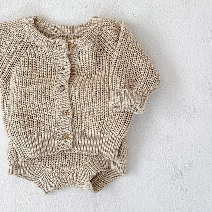 Adorable Chunky Knit 2-Piece Baby Set for Little Ones